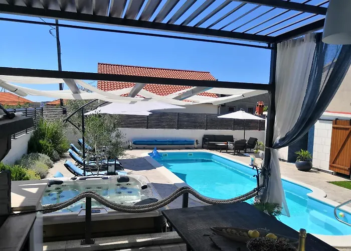 Deluxe Porto * Τρογκίρ