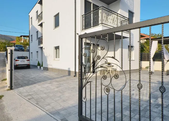 Deluxe Porto Τρογκίρ