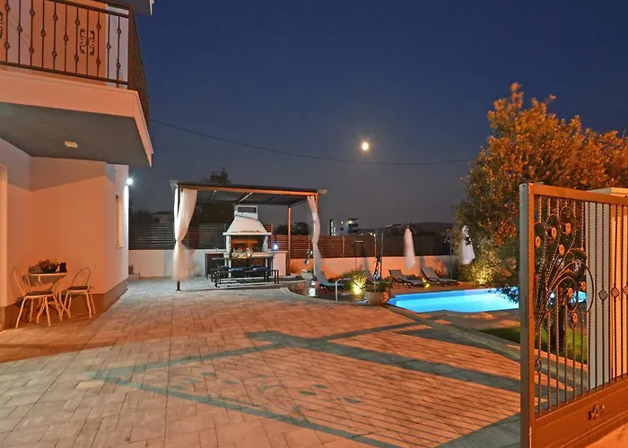 Deluxe Porto Τρογκίρ